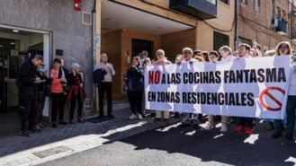 Decenas de personas se concentran en Tetuán para exigir el cierre de las cocinas fantasma