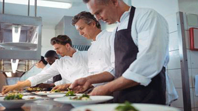 El Ayuntamiento promueve la gastronomía con becas de estudio para hosteleros