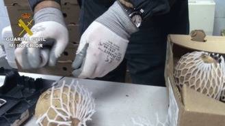 Cae una organización que importaba cocaína en cocos frescos en Barajas