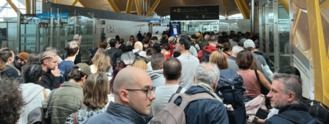 Caos en la T4 en el control de pasaportes: Denuncian falta de efectivos e Interior habla de fallo informático