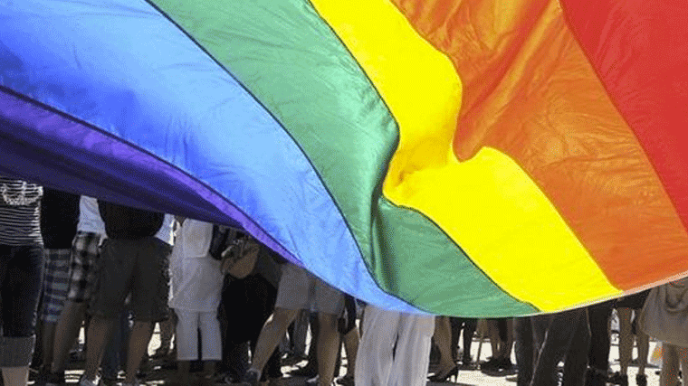 Colectivos LGTB protestan ante el centro comercial que expulsó a dos gays