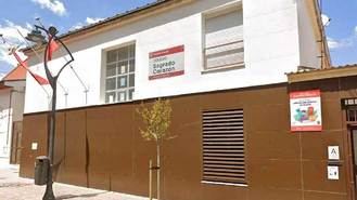 Escolares del Sagrado Corazón obligados a convivir con colillas y preservativos que tiran desde viviendas sociales