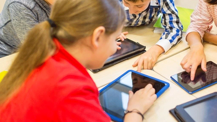 Madrid eliminará el próximo curso el uso individual de dispositivos digitales en los colegios públicos