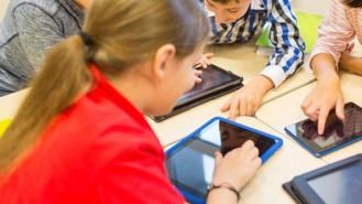 Madrid eliminará el próximo curso el uso individual de dispositivos digitales en los colegios públicos