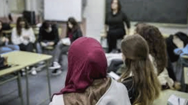 La Comunidad permite a los colegios a prohibir el velo islámico