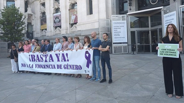 Cibeles se une contra la violencia de género con Vox fuera de la pancarta con 'un discurso con el que se equivoca'
