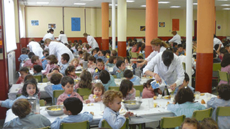 Acusan a la Comunidad de dejar sin beca comedor a 9.000 niños de infantil