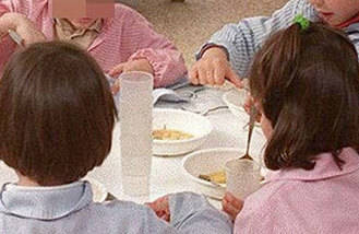 Una decena de niños en riesgo de "ser expulsados" de comedores escolares 