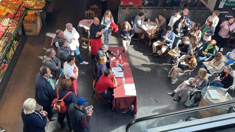 Comerciantes del Mercado de Torrijos denuncan en comisaria el tapiado de los accesos a sus puestos por una socimi