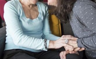 El cuidado de dependientes agrava la salud mental de mayores, especialmente mujeres