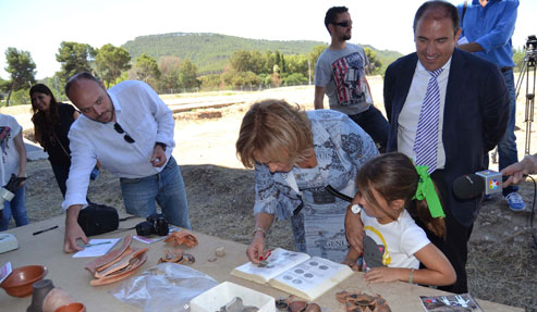 Niños y adultos, "arqueólogos por un día" en Complutum