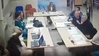 Dimite el concejal del PSOE que lanzó un café a la cara al portavoz de Vox en una comisión