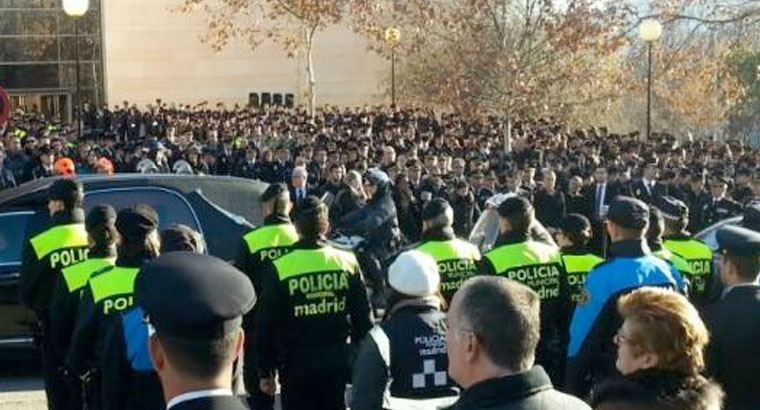 Concentración policial por el agente arrollado por el tren