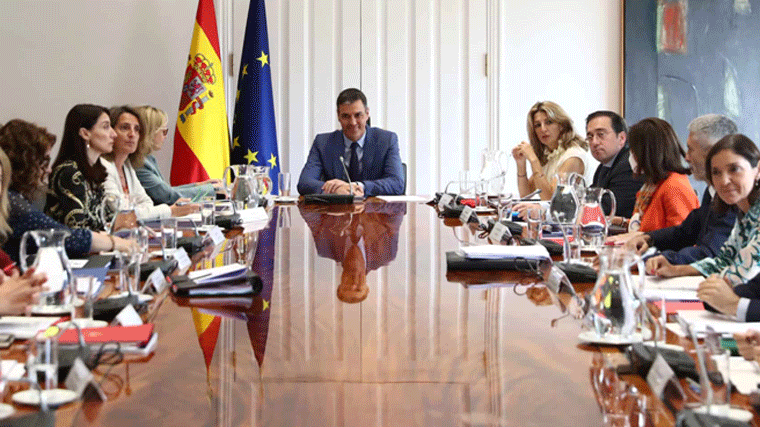 Sánchez y sus ministros se suben el sueldo un 4%, por encima de lo acordado para los funcionarios
