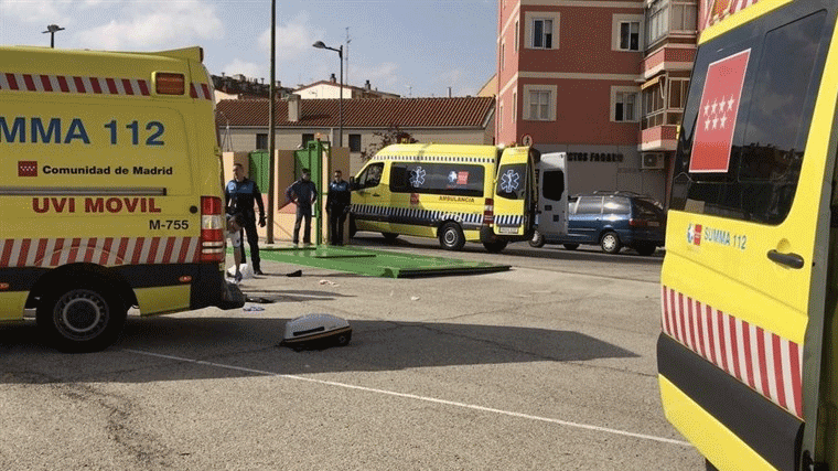 Una conserje de 55 años herida muy grave al caerle encima una puerta de 300 kg