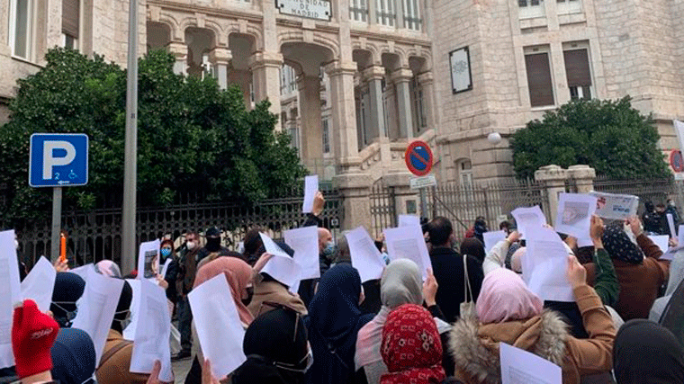 Vecinos de la Cañada protestan ante la Consejería de Vivienda tras dos meses de cortes de luz