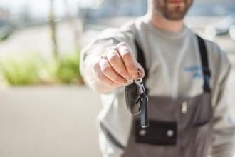 Avis multada con un millón de euros por prácticas abusivas en alquiler de coches