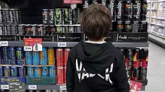 Consumo anuncia que prohibirá la venta de bebidas energéticas a menores de 16 años y no descarta llegar a los 18 años