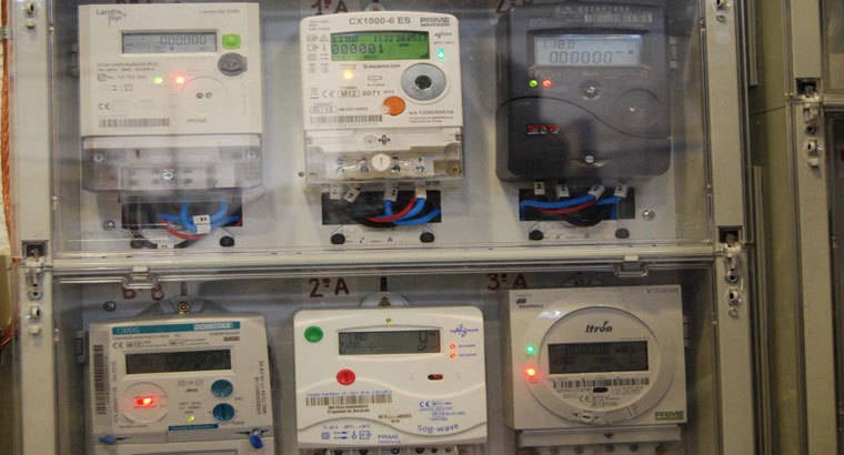 CECU denuncia multas de 5.000 € por manipular contadores de la luz 