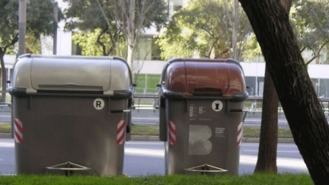 El cubo de tapa marrón llega a otros ocho distritos, están sellados hasta noviembre con papel celo