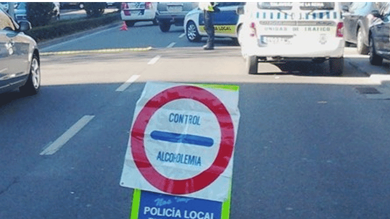 Detenido por cuadruplicar la tasa de alcohol y chocar contra cuatro vehículos estacionados