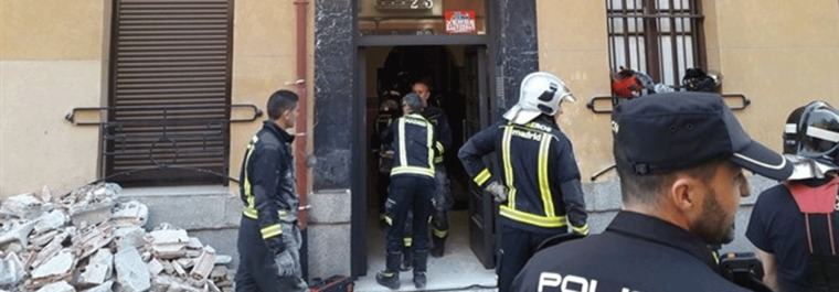 Las pasarelas interiores de una corrala en Chamberí se derrumban