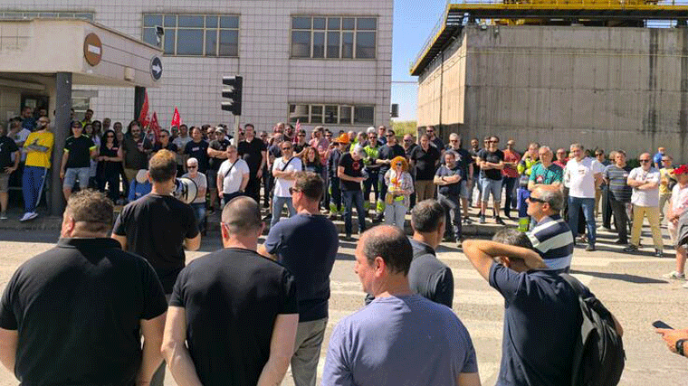 Imagen de archivo de los trabajadores de Corrugados concentrados a las puertas de la fábrica. CCOO
