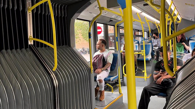 Calma y orden en el primer día laborable con la L6 de Metro cortada: 'Ha tocado buscar rutas alternativas'