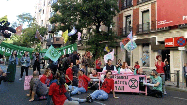 Cortan Ferraz ante la sede del PSOE para exigir 'emergencia climática'