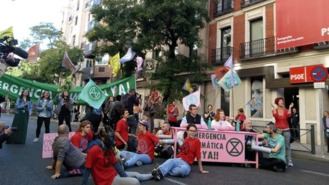 Cortan Ferraz ante la sede del PSOE para exigir 
