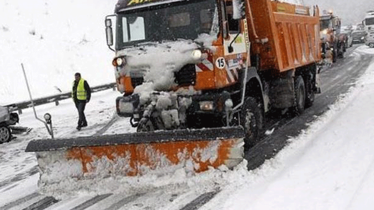 Cortado el tráfico en AP-6, N-6 y AP-61 por intensas nevadas en la región