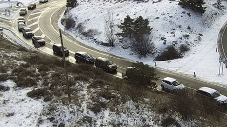 Los aparcamientos de Cotos y Navacerrada llenos desde las 9 horas