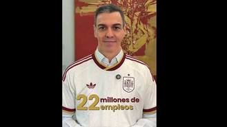 Sánchez se enfunda la camiseta de la selección para anunciar en sus redes sociales los 22 millones de ocupados