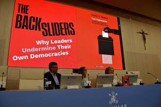 Causas de la erosión democrática en el siglo XXI
