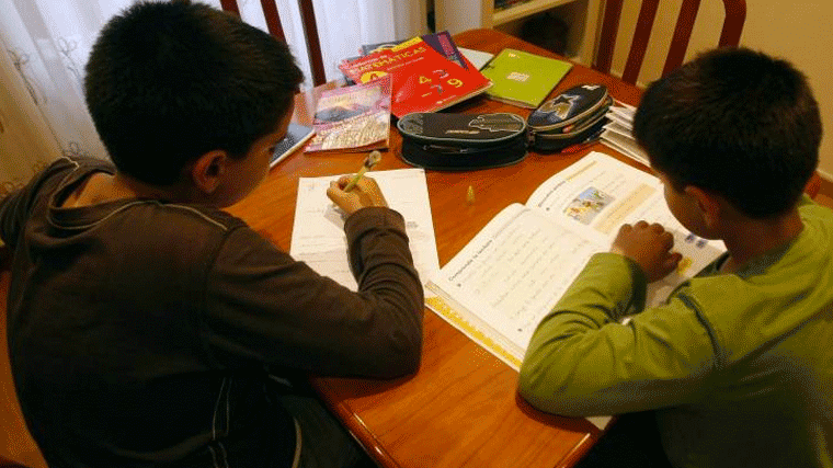 El 63% de las familias madrileñas ven 'adecuado' el volumen de deberes