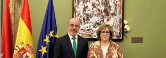 21 años del 11M: La Asociación de Afectados entrega un cuadro en la Delegación de Gobierno