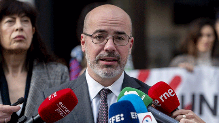El delegado del Gobierno tilda de 'epicentro, bulos y amenazas' a la Comunidad en el acto de la Constitución