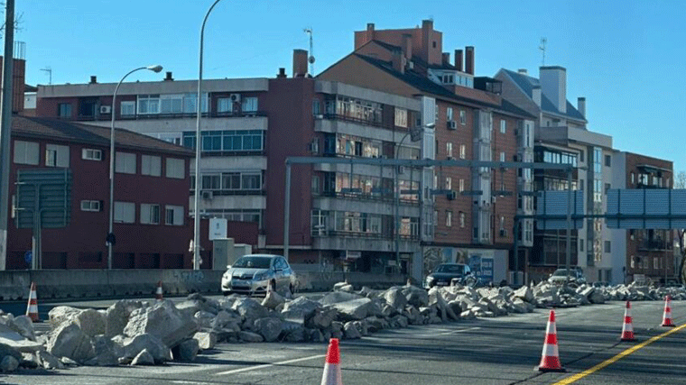 Cierra el acceso y salida a la calle Seseña sentido Madrid por la demolición del paso inferior en la A-5