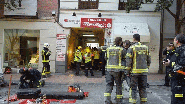 Un obrero de 46 muere tras quedar atrapado en el derrumbe en un edificio de la calle Lagasca