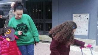 Desahucian a una mujer y sus dos hijas de 5 y 7 años de un piso en Parla