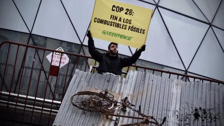 Greenpeace simula un desastre ecológico en Sol con restos de la DANA en Madrid
