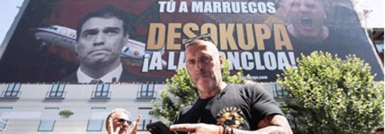 El PSOE da 24 horas a Almeida para retirar la lona 'del odio y racista' de Desokupa en Atocha