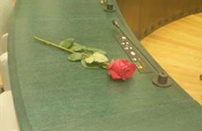 Los concejales se despiden de Zerolo con una rosa en el escaño