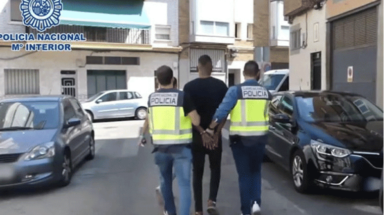 Detenido un hombre que robaba con pistola a menores en Metrosur