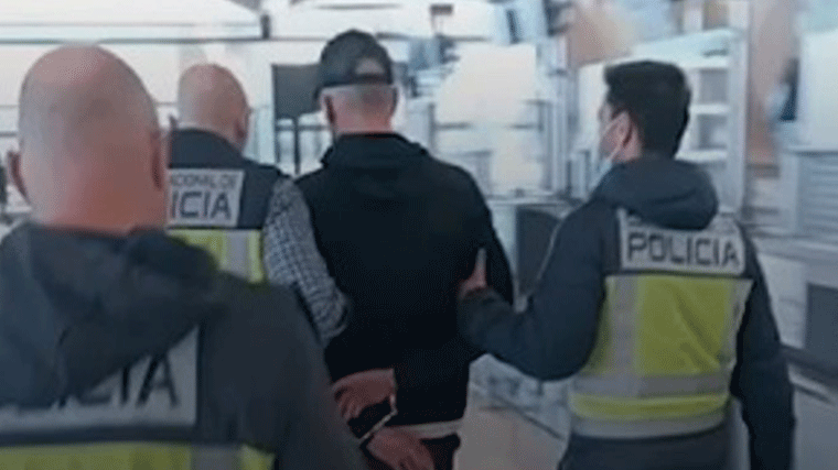 Detenido por amenazar a empleados de Barajas y embalar ilegalmente maletas