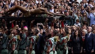 Díaz Ayuso rinde homenaje al Cristo de la Buena Muerte en Málaga y pide por los más vulnerables
