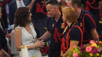 Díaz Ayuso rinde homenaje a las víctimas de los incendios en la Sierra Oeste durante la Misa Mayor en La Paloma