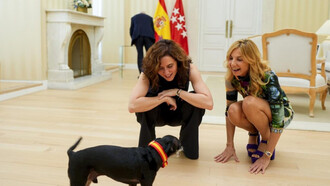 Díaz Ayuso recibe el Premio de Honor de Perrotón Madrid por su apoyo a la adopción animal