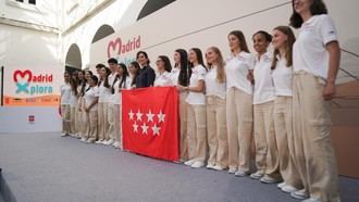 Díaz Ayuso anima a 20 jóvenes madrileños a ser embajadores de la región en su viaje a Egipto