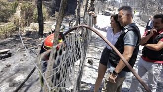 Díaz Ayuso visita la urbanización El Encinar del Alberche para evaluar el impacto del incendio en Almorox